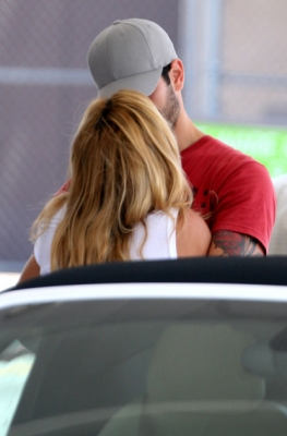 Nadine_and_Jesse_at_Petrol_Station_10_08_07_282429.jpg