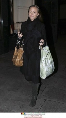 Kimberley___Justin_shopping_at_Harrod_s_03_01_07_28129.jpg