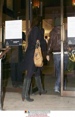 Kimberley___Justin_shopping_at_Harrod_s_03_01_07_28529.jpg