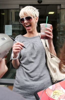 Kimberley___Sarah_arriving_at_Radio_1_08_09_07_281229.jpg