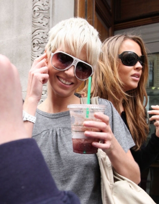 Kimberley___Sarah_arriving_at_Radio_1_08_09_07_281529.jpg