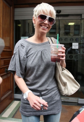 Kimberley___Sarah_arriving_at_Radio_1_08_09_07_281729.jpg