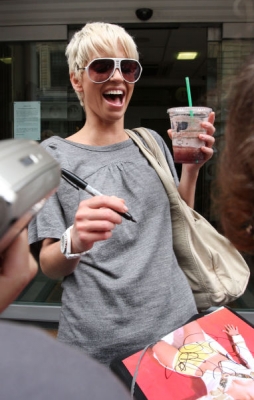 Kimberley___Sarah_arriving_at_Radio_1_08_09_07_281829.jpg