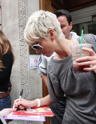 Kimberley___Sarah_arriving_at_Radio_1_08_09_07_282029.jpg
