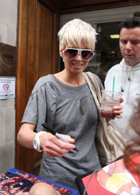 Kimberley___Sarah_arriving_at_Radio_1_08_09_07_282129.jpg