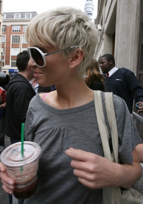 Kimberley___Sarah_arriving_at_Radio_1_08_09_07_28229.jpg