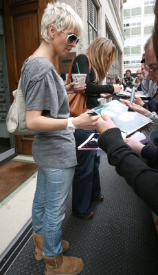 Kimberley___Sarah_arriving_at_Radio_1_08_09_07_283229.jpg