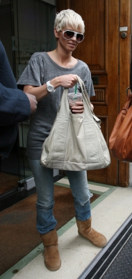 Kimberley___Sarah_arriving_at_Radio_1_08_09_07_28329.jpg