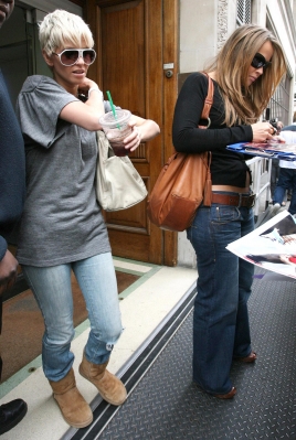 Kimberley___Sarah_arriving_at_Radio_1_08_09_07_283329.jpg