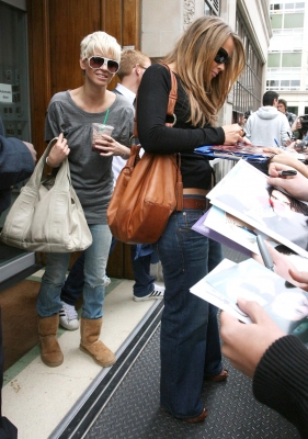 Kimberley___Sarah_arriving_at_Radio_1_08_09_07_283729.jpg