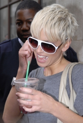 Kimberley___Sarah_arriving_at_Radio_1_08_09_07_284029.jpg