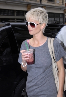 Kimberley___Sarah_arriving_at_Radio_1_08_09_07_284429.jpg