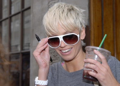 Kimberley___Sarah_arriving_at_Radio_1_08_09_07_284829.jpg