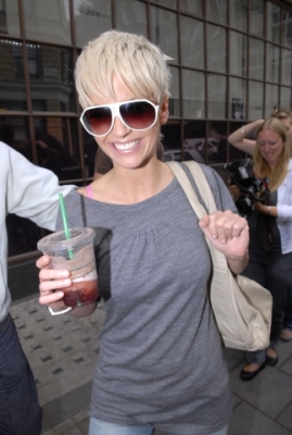 Kimberley___Sarah_arriving_at_Radio_1_08_09_07_284929.jpg