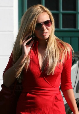 Nadine_Coyle_leaving_home_31_10_07_281229.jpg