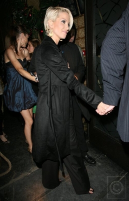 Sarah_entering_and_leaving_mahiki_06_12_07_281929.jpg