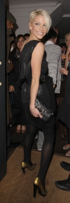 Sarah_Harding_Inside_Adee_Phelans_New_Hair_Salon_27_11_07_28229.jpg