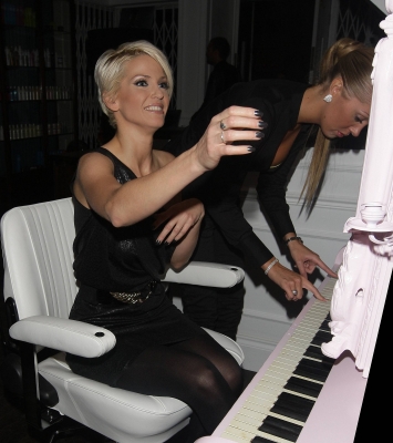Sarah_Harding_Inside_Adee_Phelans_New_Hair_Salon_27_11_07_28429.jpg