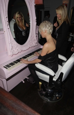Sarah_Harding_Inside_Adee_Phelans_New_Hair_Salon_27_11_07_28529.jpg