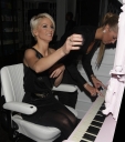 Sarah_Harding_Inside_Adee_Phelans_New_Hair_Salon_27_11_07_28429.jpg