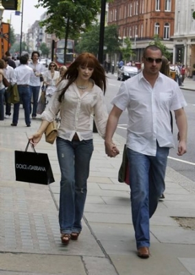 Nicola_Roberts_and_Carl_spotted_out_and_about_in_London_09_06_07_28229.jpg