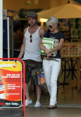 Sarah_and_Tom_at_Morrisons_24_05_07_281729.jpg