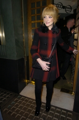 Nicola_Roberts_leaving_The_Ivy_restaurant2C_London_17_12_07_281229.jpg