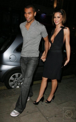 Girls_Aloud_Arriving_and_Leaving_Kimberley_s_birthday_party_25_11_07_2812129.jpg