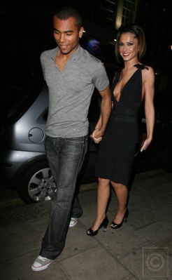 Girls_Aloud_Arriving_and_Leaving_Kimberley_s_birthday_party_25_11_07_2812329.jpg