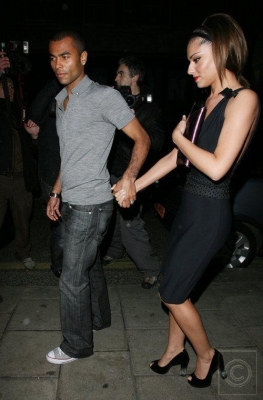 Girls_Aloud_Arriving_and_Leaving_Kimberley_s_birthday_party_25_11_07_2812529.jpg
