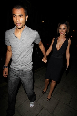 Girls_Aloud_Arriving_and_Leaving_Kimberley_s_birthday_party_25_11_07_2814429.jpg