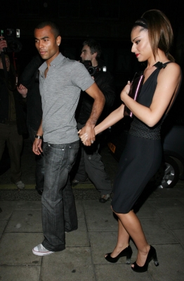 Girls_Aloud_Arriving_and_Leaving_Kimberley_s_birthday_party_25_11_07_2818329.jpg