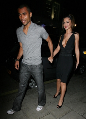 Girls_Aloud_Arriving_and_Leaving_Kimberley_s_birthday_party_25_11_07_2818729.jpg