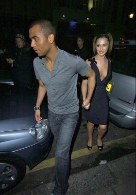 Girls_Aloud_Arriving_and_Leaving_Kimberley_s_birthday_party_25_11_07_2821429.jpg
