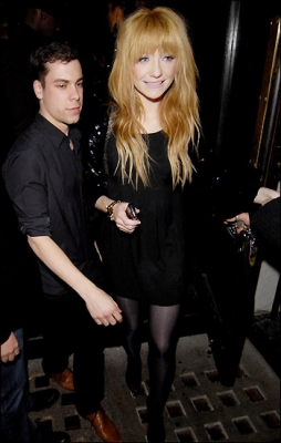 Girls_Aloud_Arriving_and_Leaving_Kimberley_s_birthday_party_25_11_07_2823629.jpg