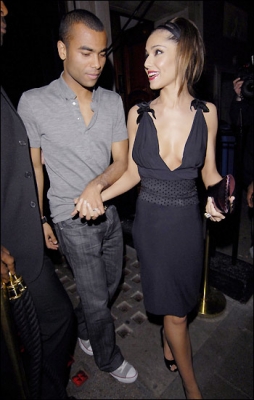 Girls_Aloud_Arriving_and_Leaving_Kimberley_s_birthday_party_25_11_07_2823729.jpg