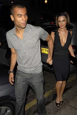 Girls_Aloud_Arriving_and_Leaving_Kimberley_s_birthday_party_25_11_07_2824829.jpg