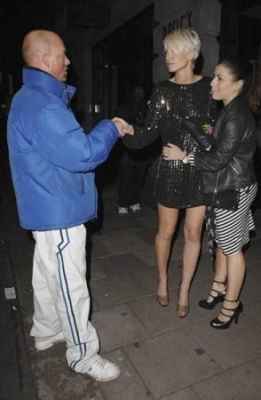 Girls_Aloud_Arriving_and_Leaving_Kimberley_s_birthday_party_25_11_07_285529.jpg