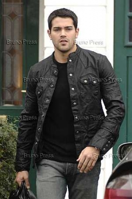 Jesse_leaving___answer_the_Door___Nadine_s_Flat_04-05_12_07_28229.jpg
