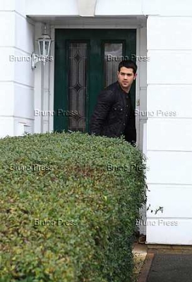 Jesse_leaving___answer_the_Door___Nadine_s_Flat_04-05_12_07_28629.jpg