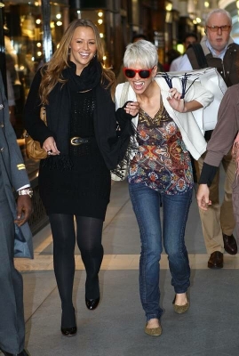 Sarah_and_Kimberley_Shopping_at_Burlington_Arcade_in_London_27_09_07_281029.jpg