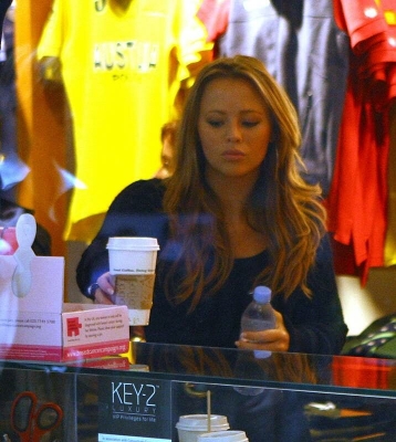 Sarah_and_Kimberley_Shopping_at_Burlington_Arcade_in_London_27_09_07_281729.jpg