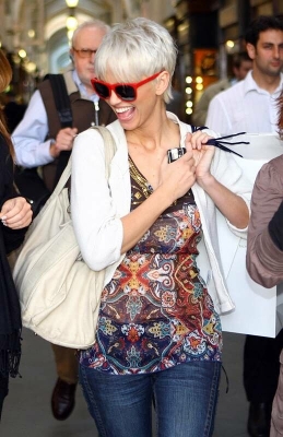 Sarah_and_Kimberley_Shopping_at_Burlington_Arcade_in_London_27_09_07_28329.jpg