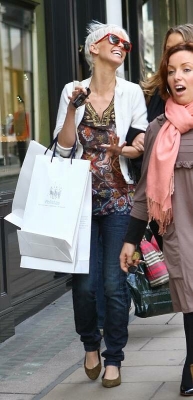 Sarah_and_Kimberley_Shopping_at_Burlington_Arcade_in_London_27_09_07_28429.jpg