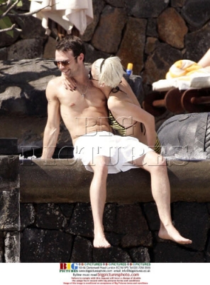 Sarah_Harding_and_Tom_on_holiday_in_the_Indian_Ocean_15_06_07_281529.jpg