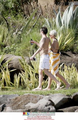 Sarah_Harding_and_Tom_on_holiday_in_the_Indian_Ocean_15_06_07_281629.jpg