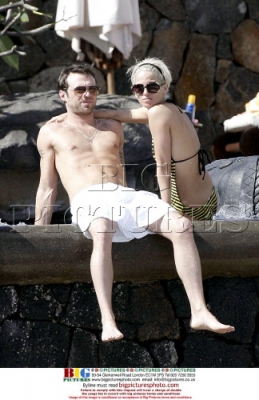Sarah_Harding_and_Tom_on_holiday_in_the_Indian_Ocean_15_06_07_281929.jpg