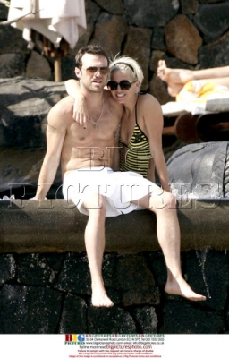 Sarah_Harding_and_Tom_on_holiday_in_the_Indian_Ocean_15_06_07_282029.jpg