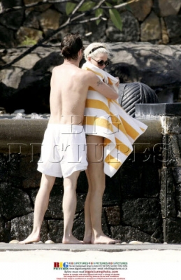 Sarah_Harding_and_Tom_on_holiday_in_the_Indian_Ocean_15_06_07_28729.jpg