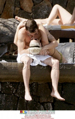 Sarah_Harding_and_Tom_on_holiday_in_the_Indian_Ocean_15_06_07_28929.jpg